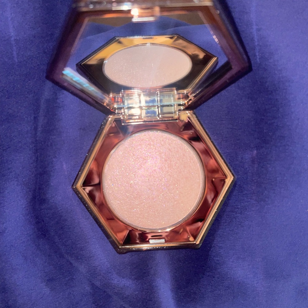 Fenty Beauty Diamond Bomb highlighter in Rosé Rave